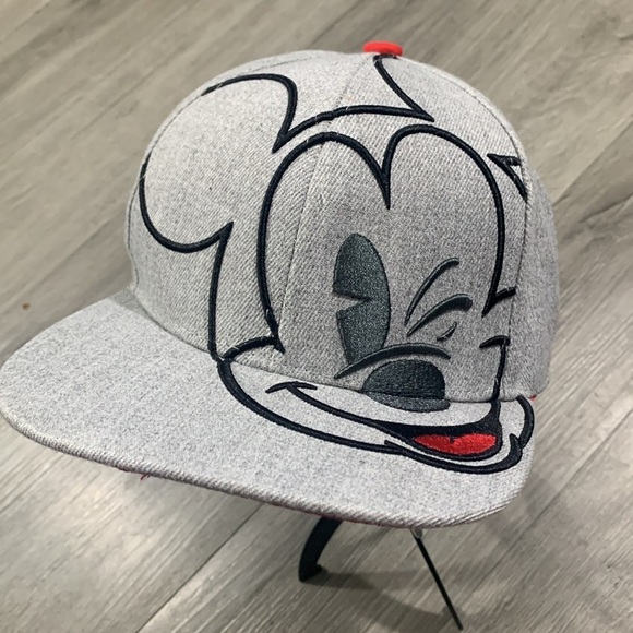 Disney Winking Mickey Mouse Gray Embroidered SnapBack Adjustable Cap NWT - Picture 1 of 8